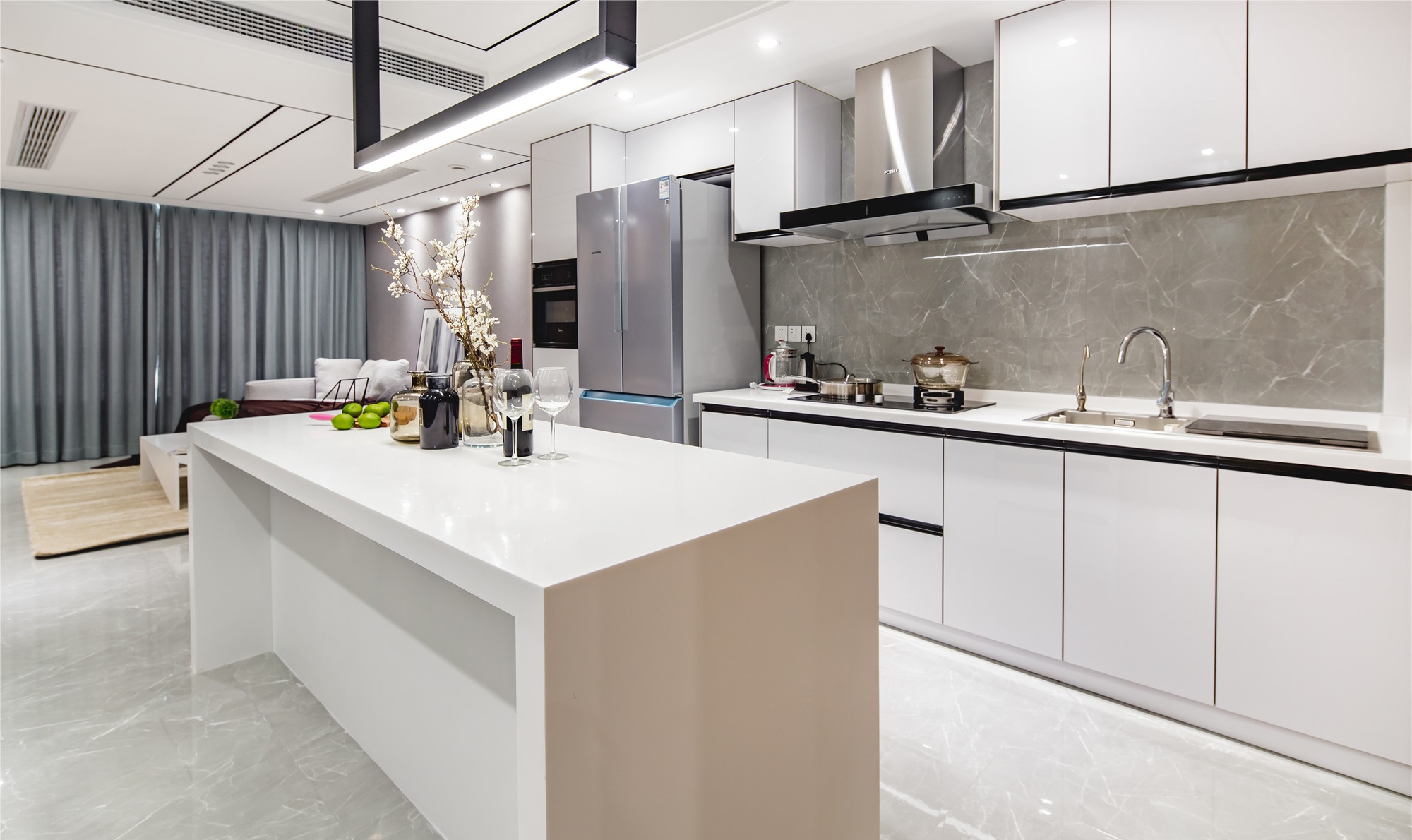 厨房有很多地方都是值得利用起来的，转角处、门后、墙面等等地方加以改造利用都是很好的收藏空间。