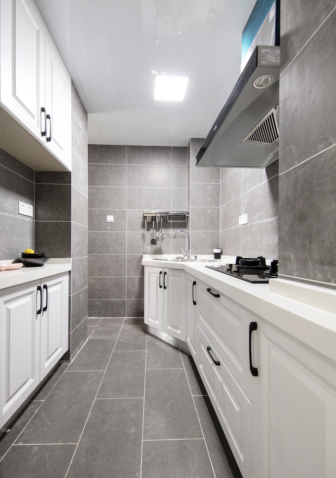 收藏空间主要有两种，壁橱式和抽屉式以及隔板式。壁橱式可以收藏不常用的大件厨具，抽屉式收藏备用或者锅碗瓢盆等常用的厨具。