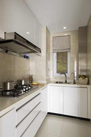 在整个家居装修施工中，厨房装修也是不能忽略的一个区域，因为这会影响到日后的家居使用安全，