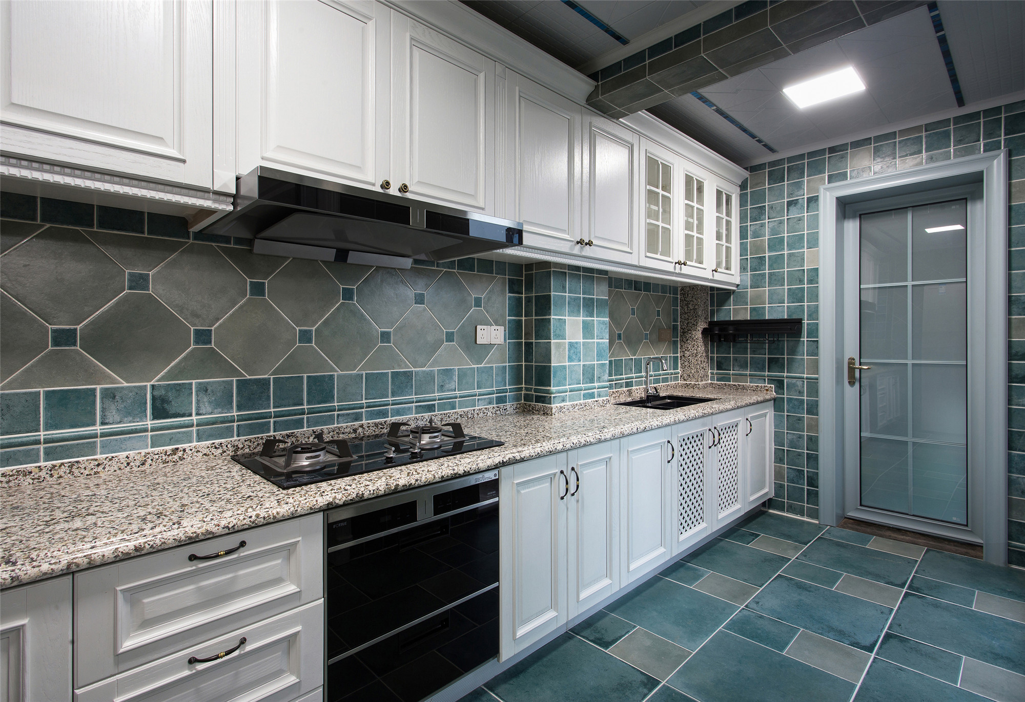 厨房承载了一家人舌尖上的味道，一直是中国人非常重视的家庭功能区，某种意义上来说象征着烟火气息和欢声笑语。