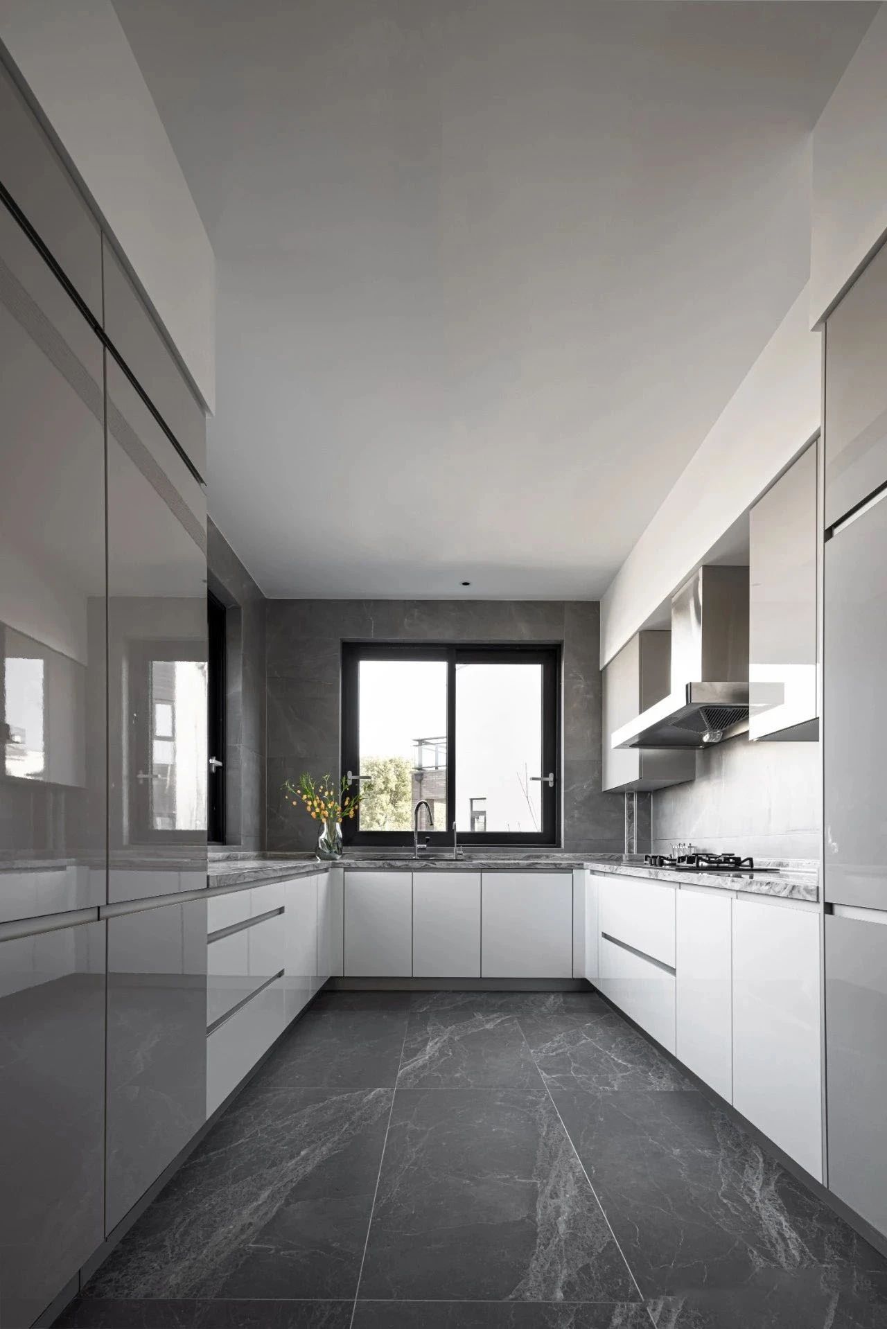 如果你家厨房空间比较大而且呈方型，就可以设计成U型橱柜布局。这种储物空间很大，可以放置大量厨房电器，并且取物方便，几个人一起在厨房忙活都不会拥挤。两排柜子之间最少保持120cm的距离，确保活动空间