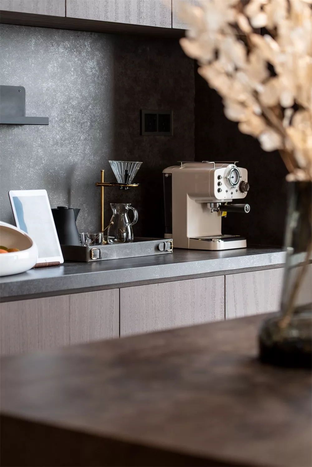 传统的封闭式厨房，厨房与客餐厅相互独立，做饭的人是一个人闷声在厨房。而做成开放式厨房后，但你在厨房做饭的时候，还可以与坐在客厅上的家人互动，提升居家幸福感