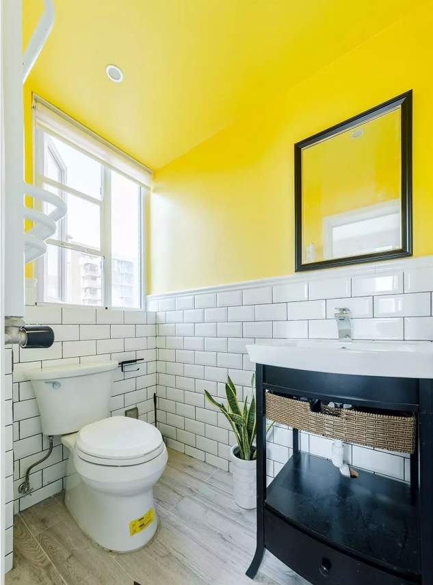 以明黄色的色调打造的卫生间，更显明亮温馨，在灯光的作用下，温和的氛围迎面而来，上厕所也是一件舒适的事情。