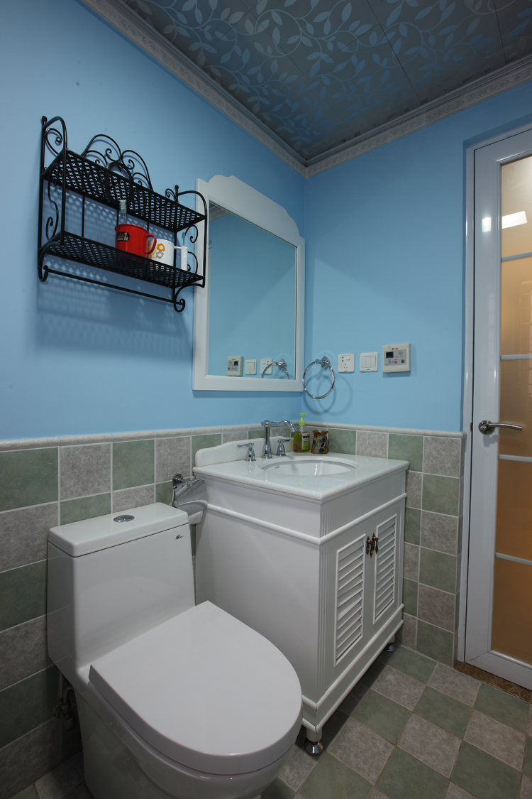 卫生间采用蓝色的主色调，让整个空间更加爽朗明亮，仿佛蓝色的梦幻海洋，心情都舒适平和了。