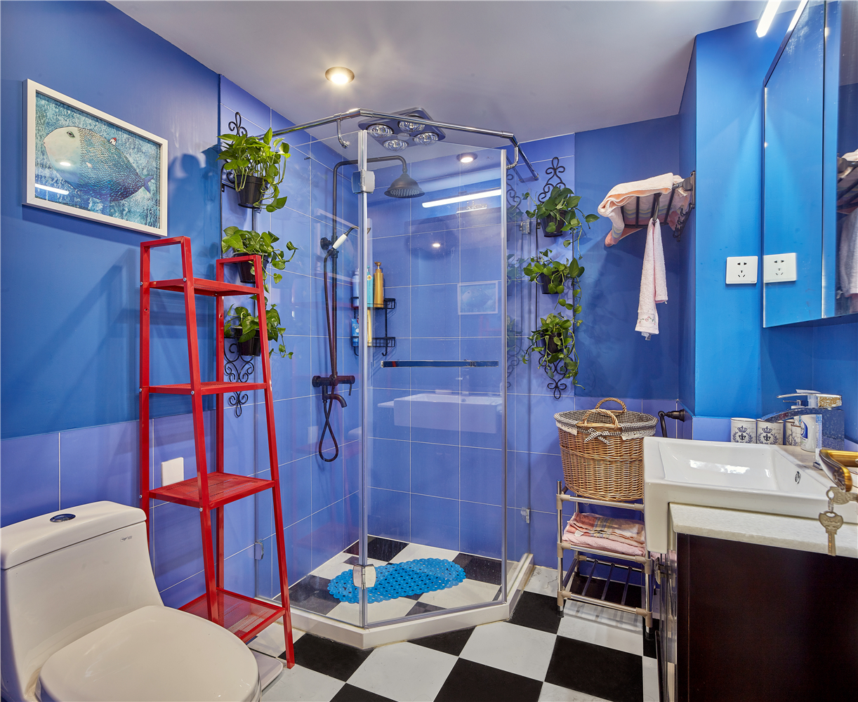 以蓝色为主色调打造的卫生间，整个氛围更加理性清爽，让每天清晨使用卫生间的屋主，瞬间头脑清醒，理智感受到生活的美好。