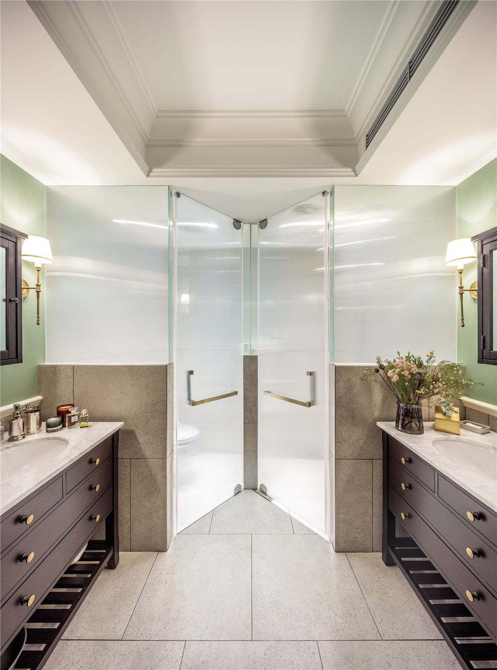 卫生间采用浅绿色为主色调，仿佛把大自然的一抹绿装进了卫生间，营造了一种清爽舒心的氛围。