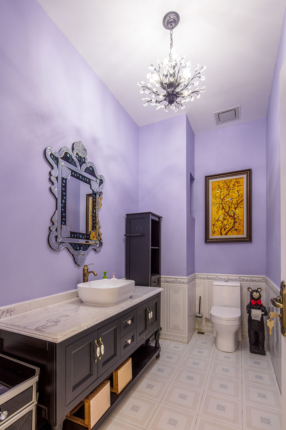 卫生间的墙面设计采用了壁画设计或格纹远离，活泼的颜色点缀了空间，更显明亮。