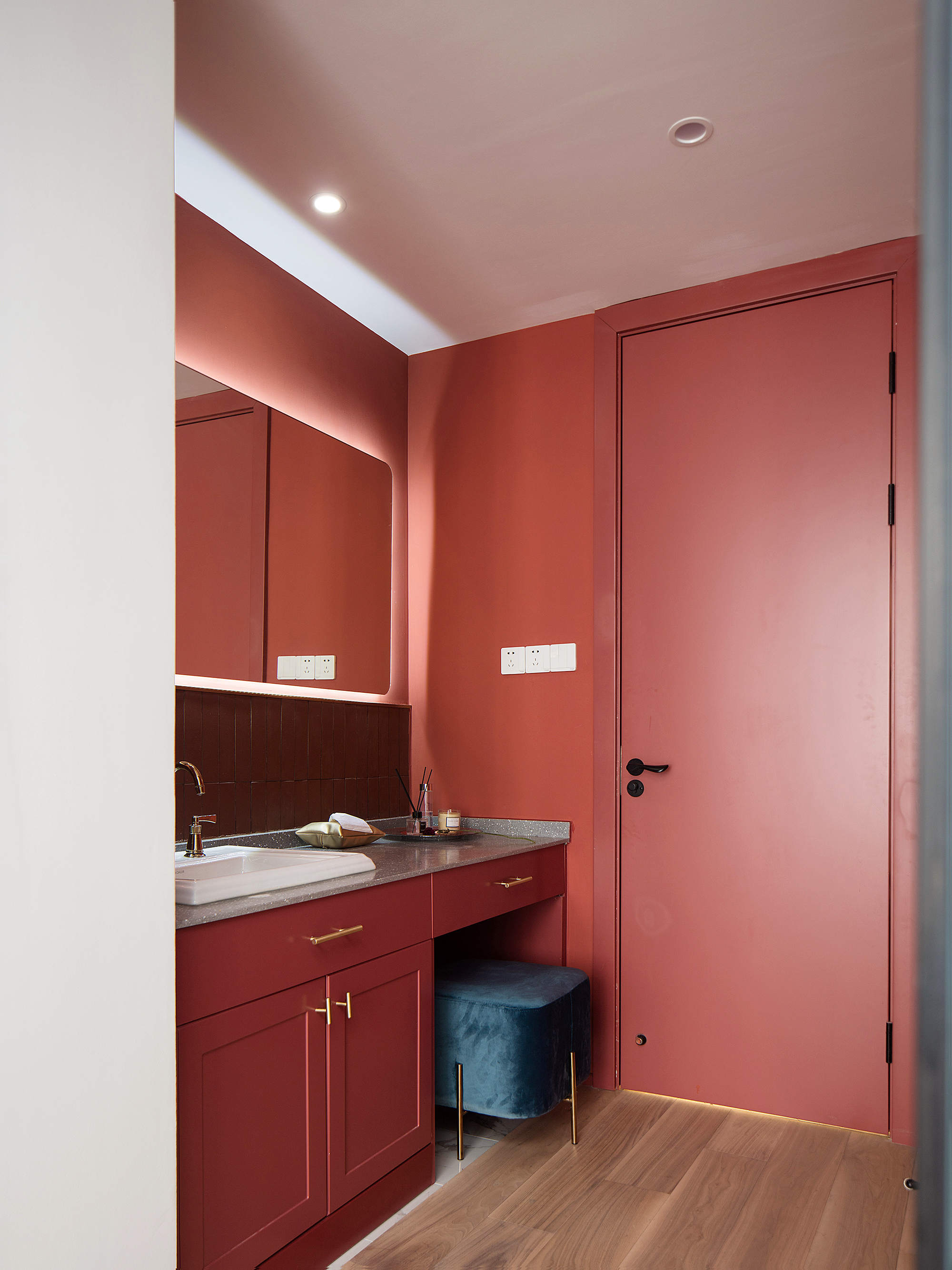 小户型的卫生间把洗手台外置，更方便家人使用，让家里不拥挤，大大提高了空间利用率。