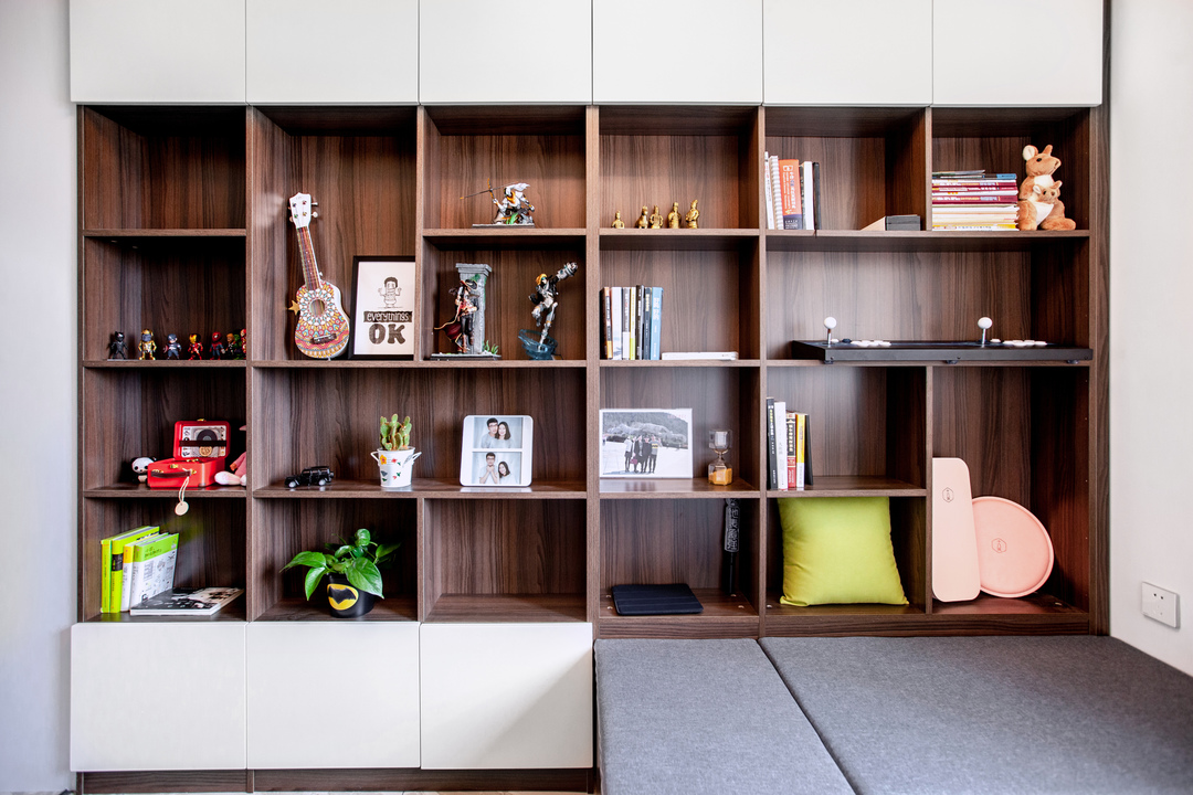 装修不宜太花哨 现代人的装修讲究个性和色彩的前卫，但是书房最好保持古朴简约的色彩，太过于花哨会分散心思