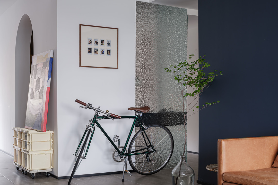 一个精致而不失雅致装修的书房，少不了装饰画与摆件之间的相互配合，相辅相成