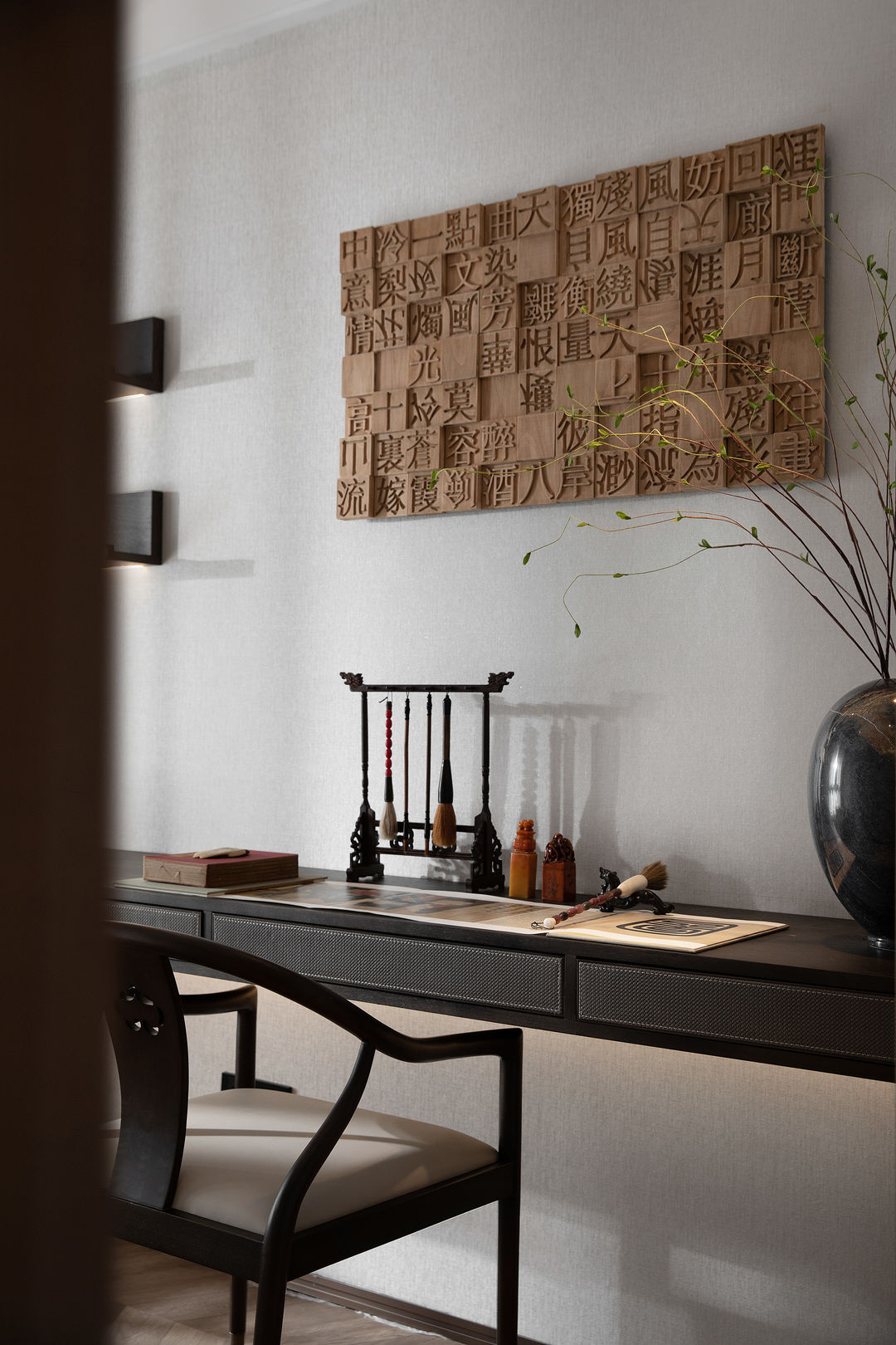 选取精致的绿植盆栽进行装饰，不仅能适当缓解人们在学习工作时的精神压力，而且还能增强整体空间的设计感