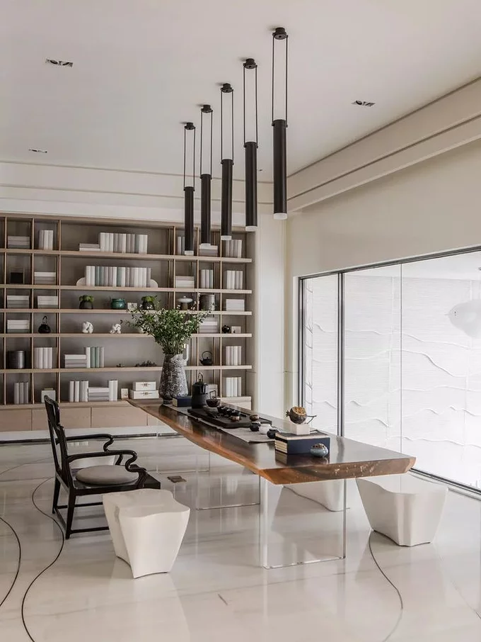 在书房装修中使用吊灯，这样整体不会显得沉闷，又能彰显主人家的情趣