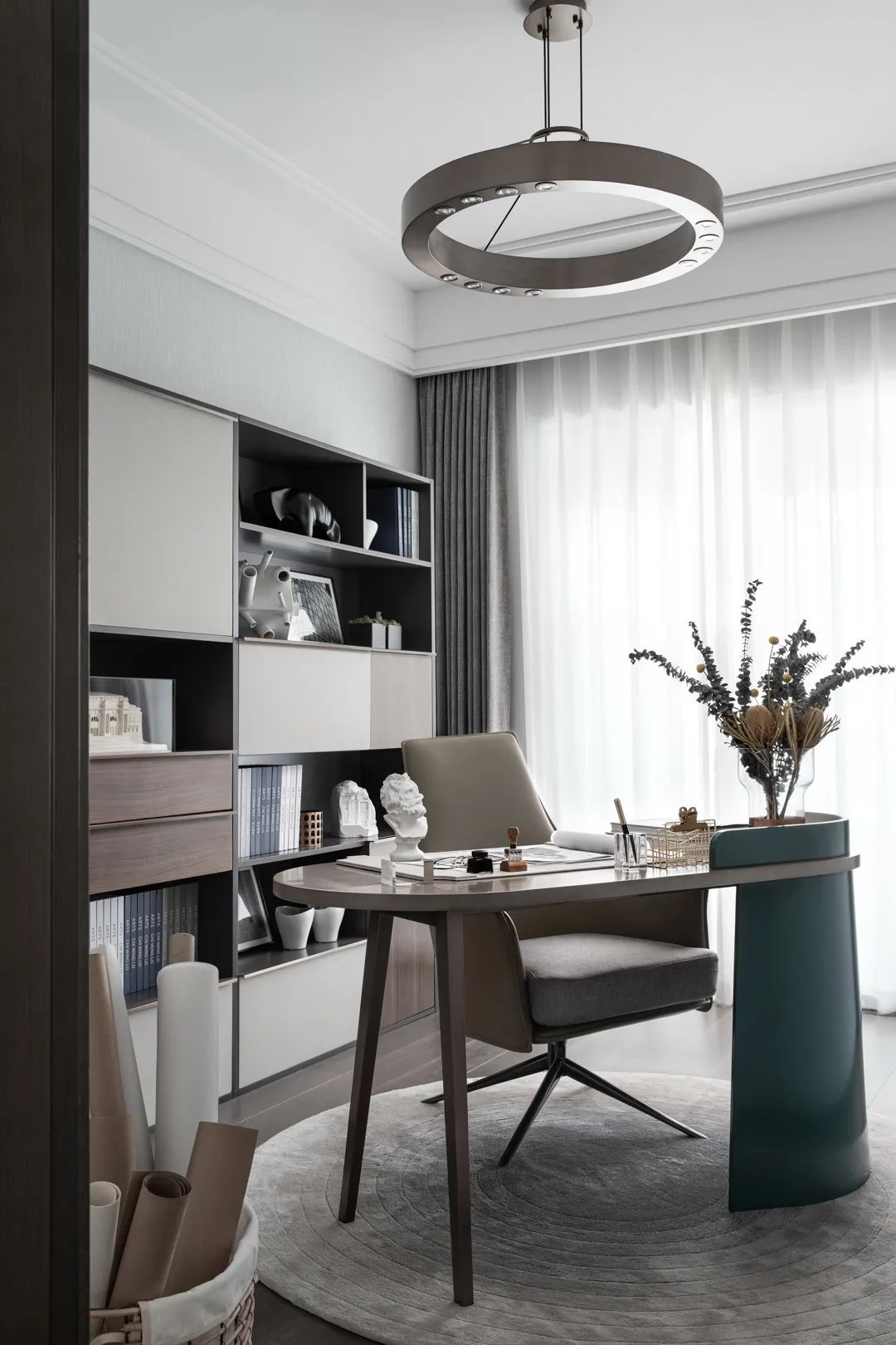 书房摆放有讲究 书房尽量不要对着窗户或者背着窗户，阳光和窗外的气流直冲书桌，会扰乱学习