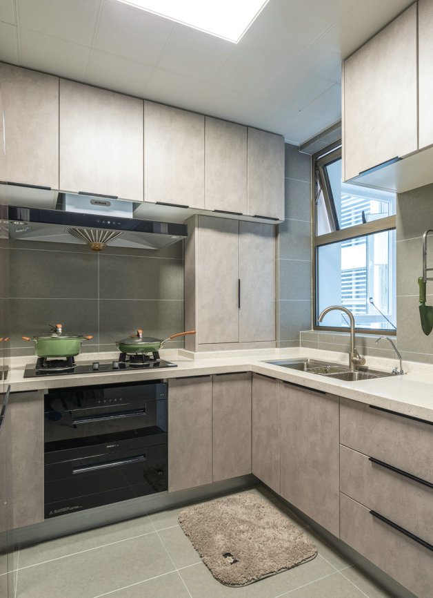 厨房的装修采用极简风格，让空间看上去非常简洁，大气。屋主更喜欢的一个安静，祥和，看上去明朗宽敞舒适的家，来消除工作的疲惫，忘却都市的喧闹，而厨房这一有烟火气息的地方满足了屋主的需求。