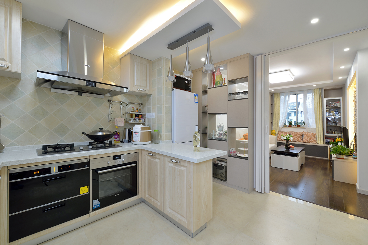 厨房设计了L型的橱柜，并且采用开放式的形式扩展了一些空间，把厨房做大。