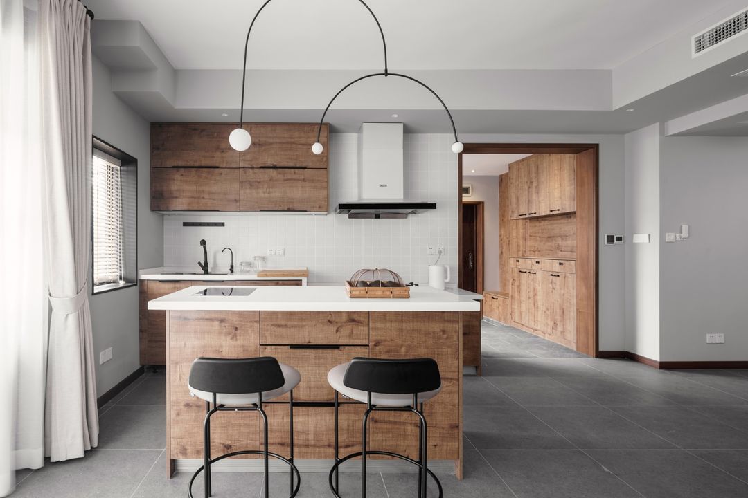 厨房以白色墙面和木质元素结合，营造了一种放松、自然的空间环境，让业主随时感受到做饭也是一件轻松愉快的事情。