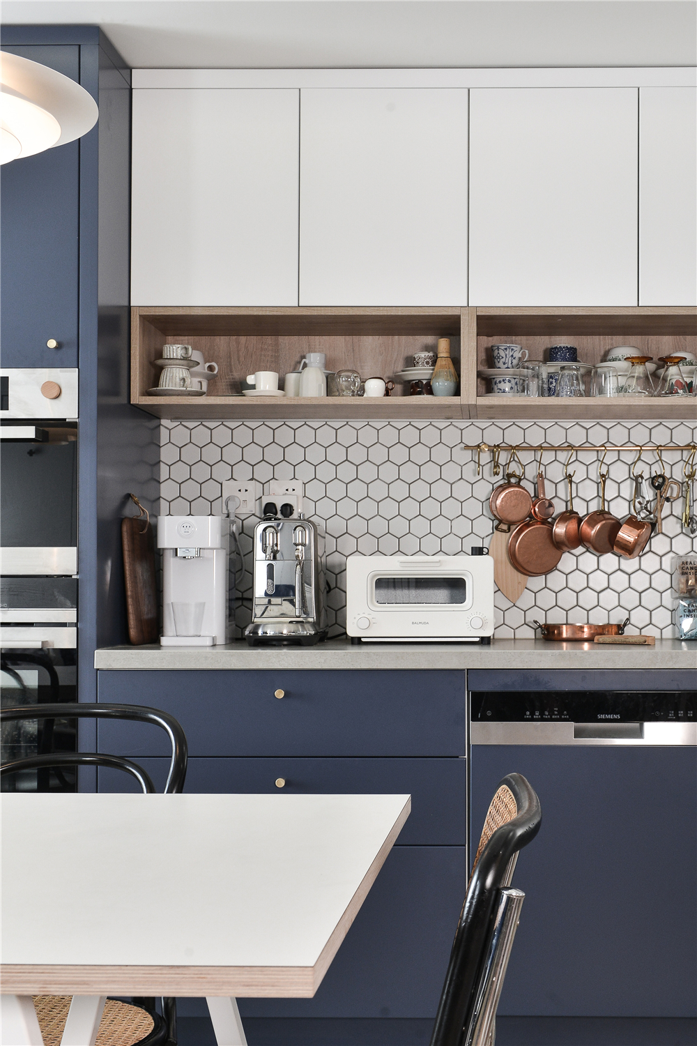 厨房以雾霾蓝为主色调，将欧式线条元素的精致感，与现代元素的时尚感相结合，运用白墙、多功能电器，营造了一个年轻时尚、高级有质感的空间。