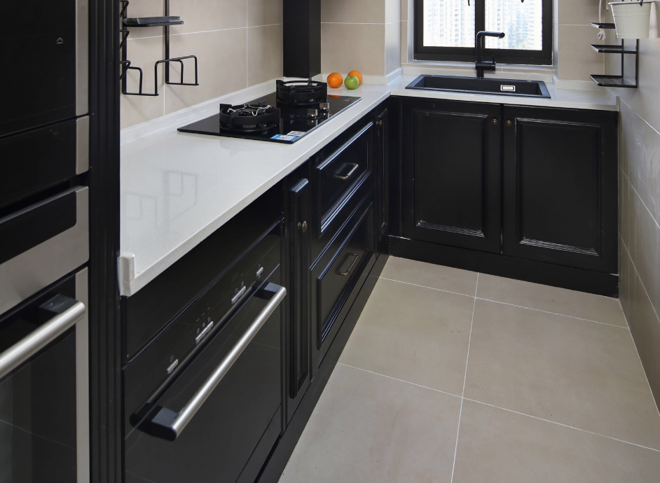 回字型开放式厨房，一如既往的经典风格，黑色岩板和白色台盆，完美搭配，简约耐看，满满的现代北欧风。