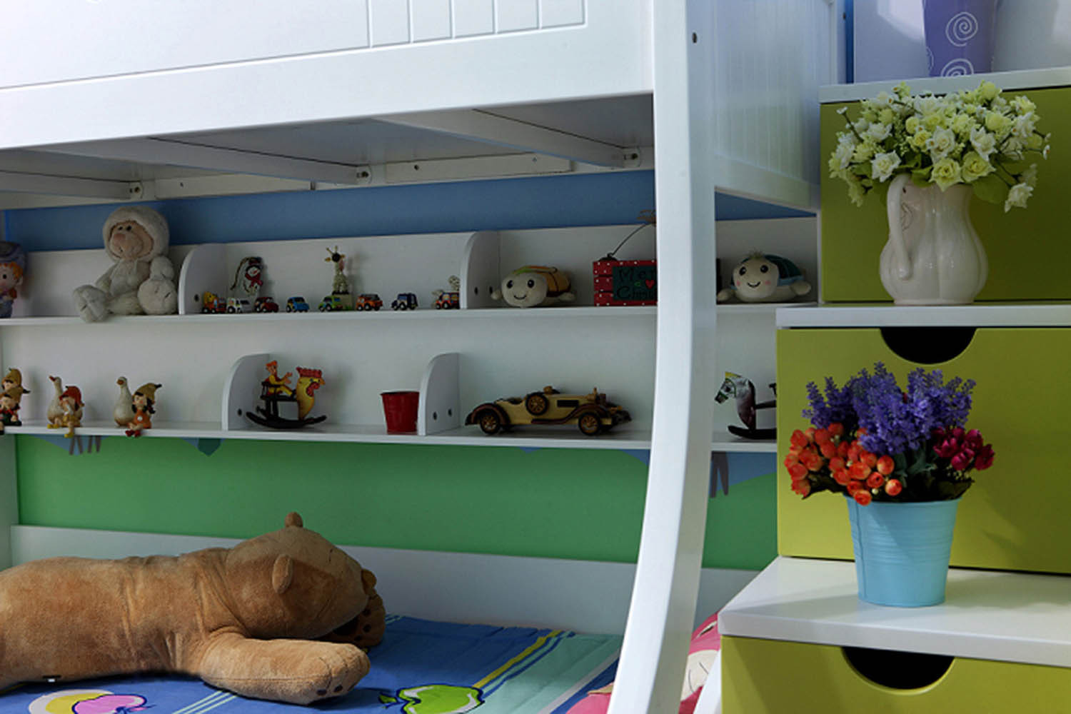 可可爱爱的儿童房，更能被孩子喜欢，生动形象的卡通玩具和摆件，以及各种有趣的儿童图画，有助于提升孩子对自然和世界的认知力。