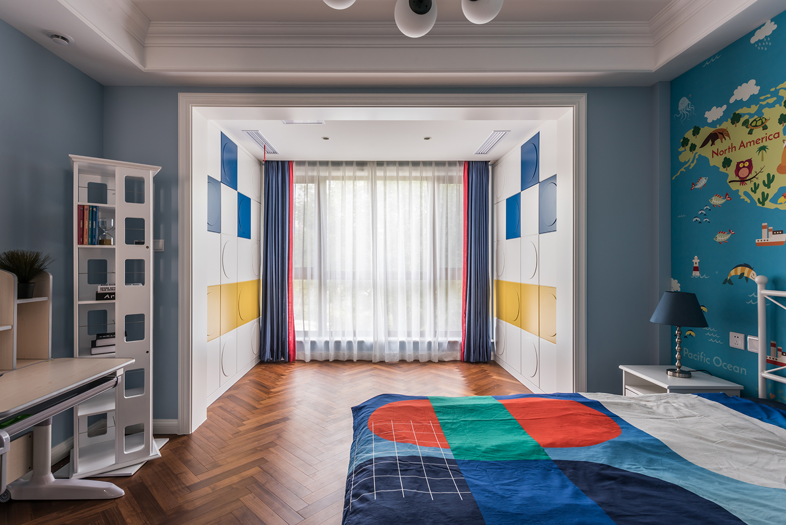 蓝白色调结合的儿童房，提高了空间的色彩饱和度，墙面采用书架设计， 方便孩子收纳学习用品、书籍和摆件等。