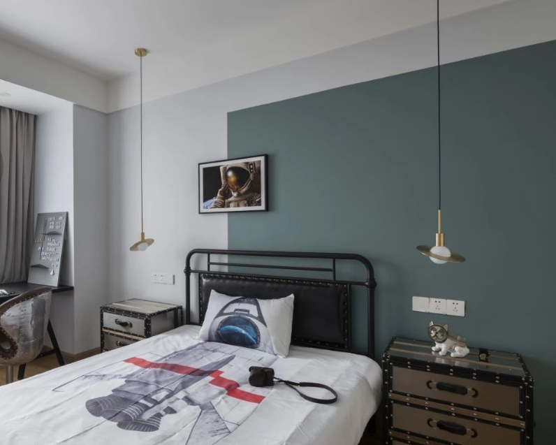 每一个男孩子心目中都有一个英雄梦，因此儿童房设计可以适当添加航天元素，卡通宇航服的床单、飞机挂饰、宇航员贴纸等等，满足孩子探索世界的好奇心。