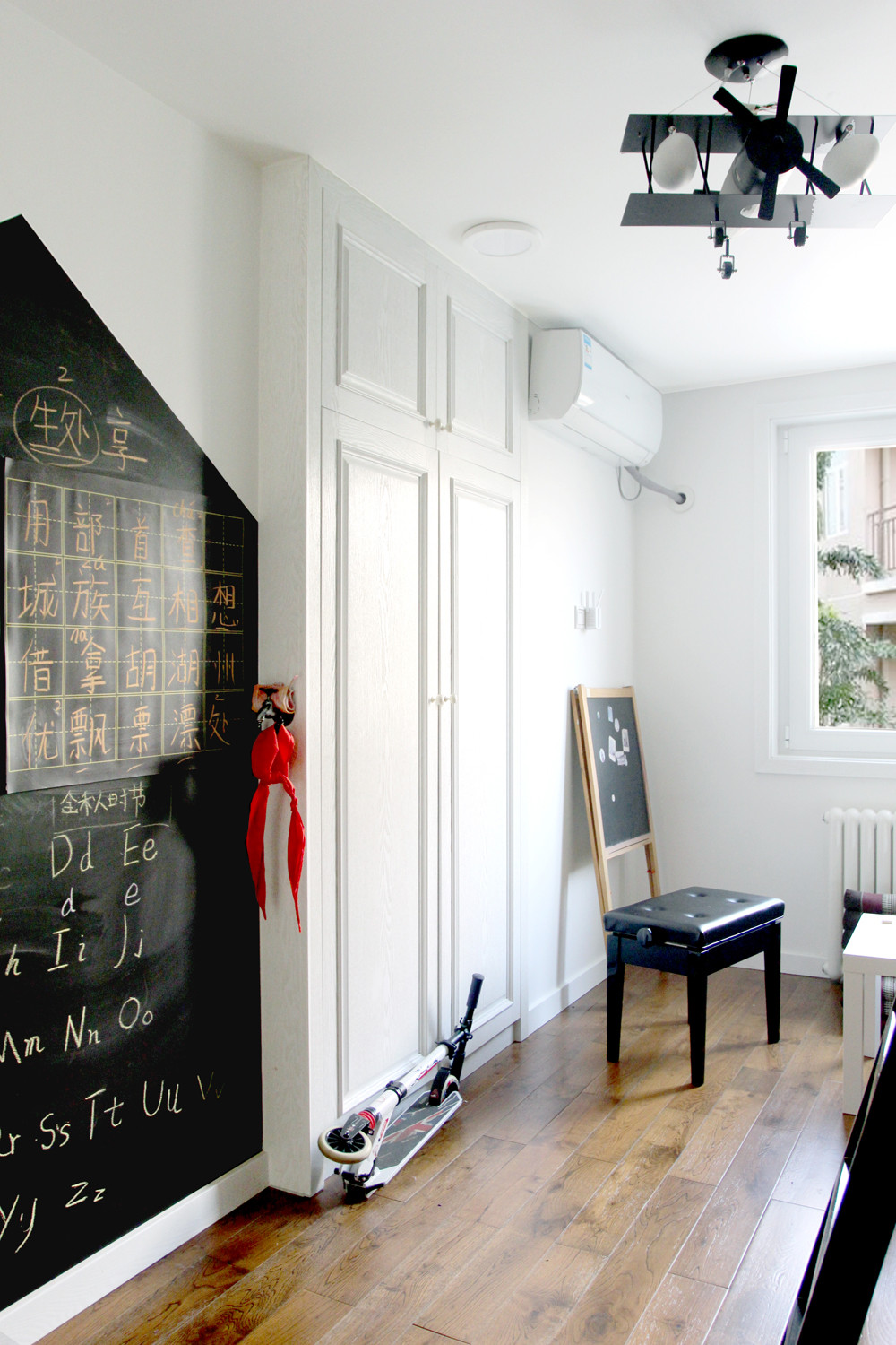 男孩子的房间以蓝色调为主，既点亮了整个空间，又添加了卡通英雄小摆件，用勇敢和英雄的卡通贴纸，为孩子营造一个梦幻的充满挑战的王国。