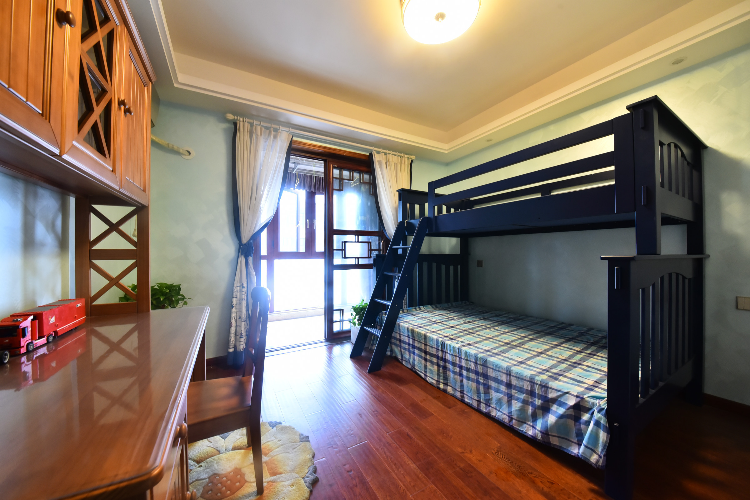 小孩天真、浪漫、爱玩喜欢小朋友真的最爱的高低床，爱不释手！上蹿下跳！成为了他们成长的乐园。