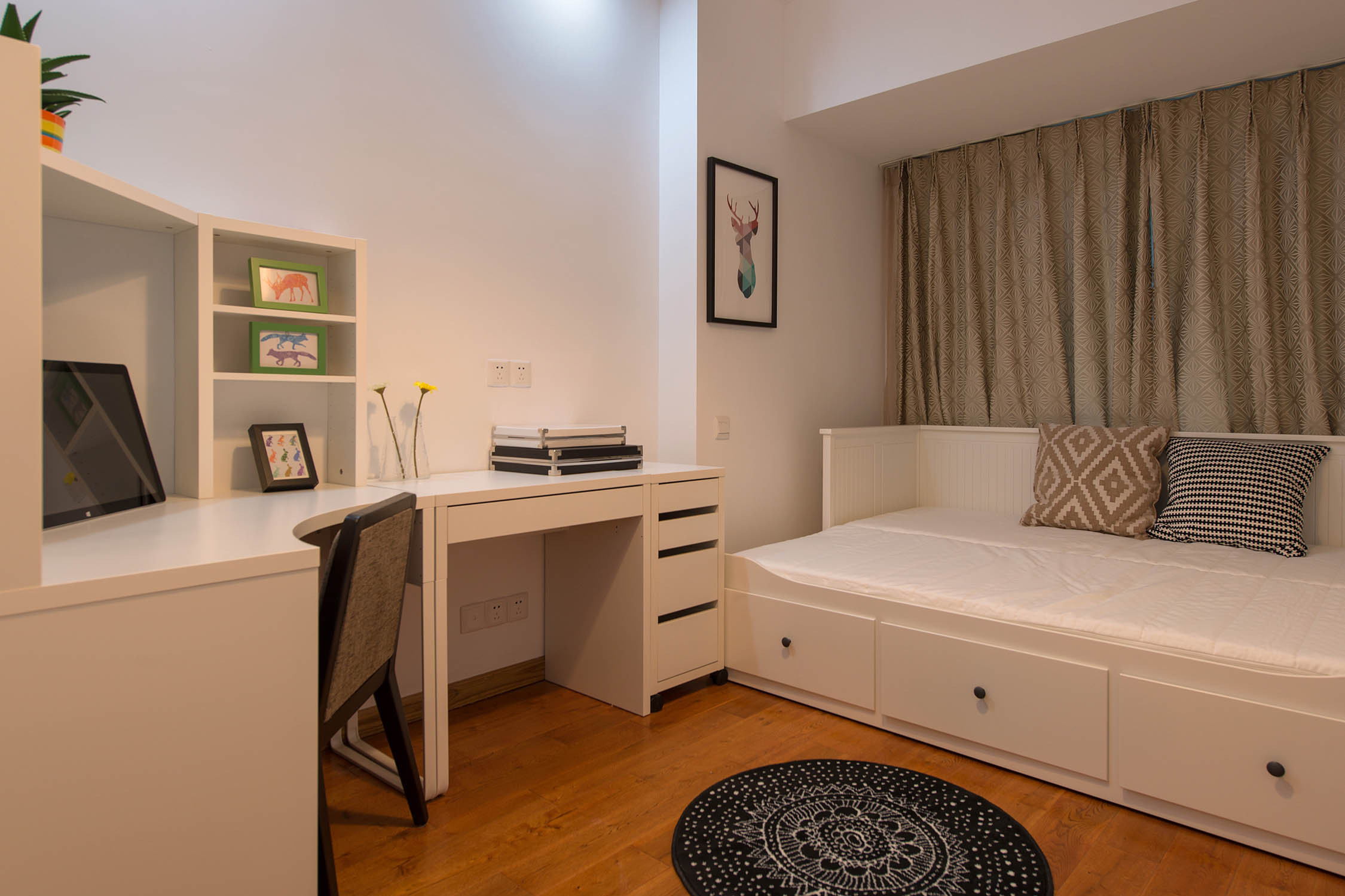 小户型的儿童房，采用了榻榻米设计，方便孩子日常用品收纳，还更显美观，集合了书桌、床和挂画等一体设计，营造多功能房间。