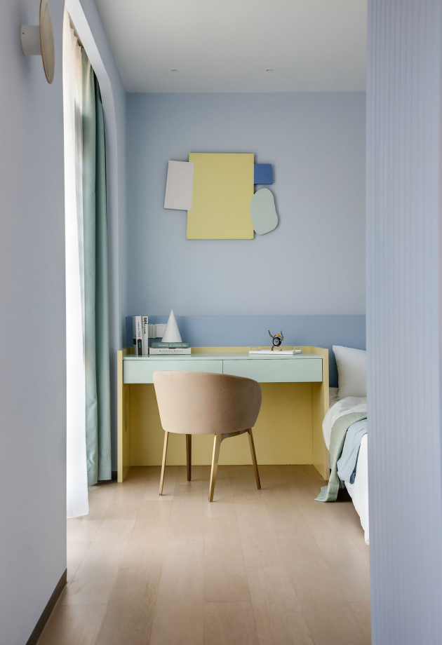 小户型的儿童房，如同麻雀虽小，却五脏俱全，满足日常所需功能，而且比改之前还多了书桌功能，这个是小孩房不可或缺的。