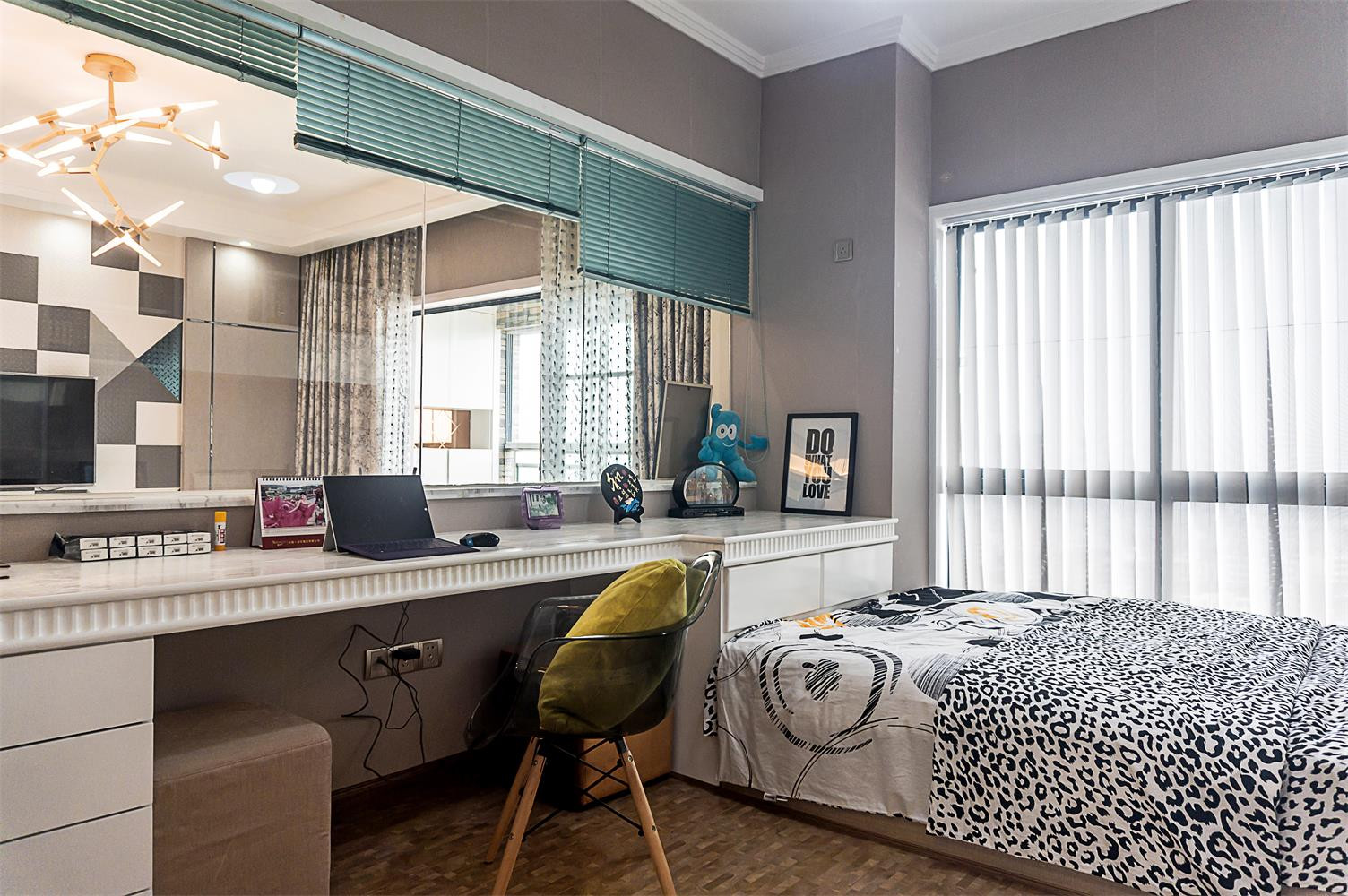 有时候，呆在书房里，也不是全然为了看书。虽然哪里都可看书，但仍要有间书房，那是一处用来养心的地方。