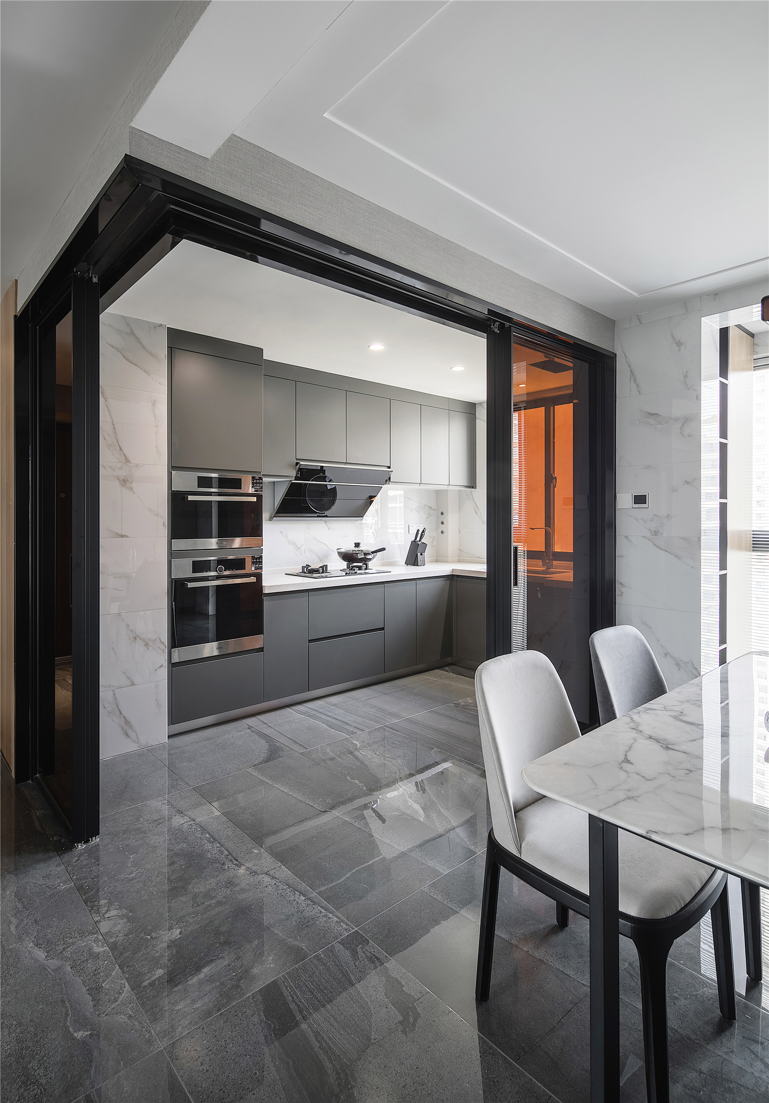 一般来说,6平方米的厨房已经可以满足一家4口的炊事需要,到9平方米,基本上已 越了厨房的原有概念而成为一种享受了。