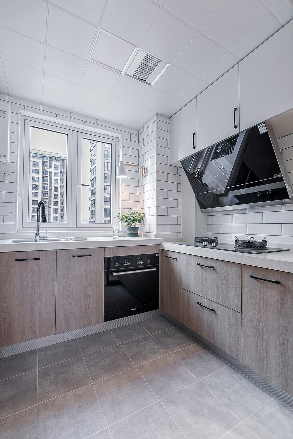 厨房的空间规划是装修的首要步骤，如果没有合理的布局，不仅影响了厨房的美观度，更让做饭的人在厨房忙得晕头转向，工作起来缺乏条理