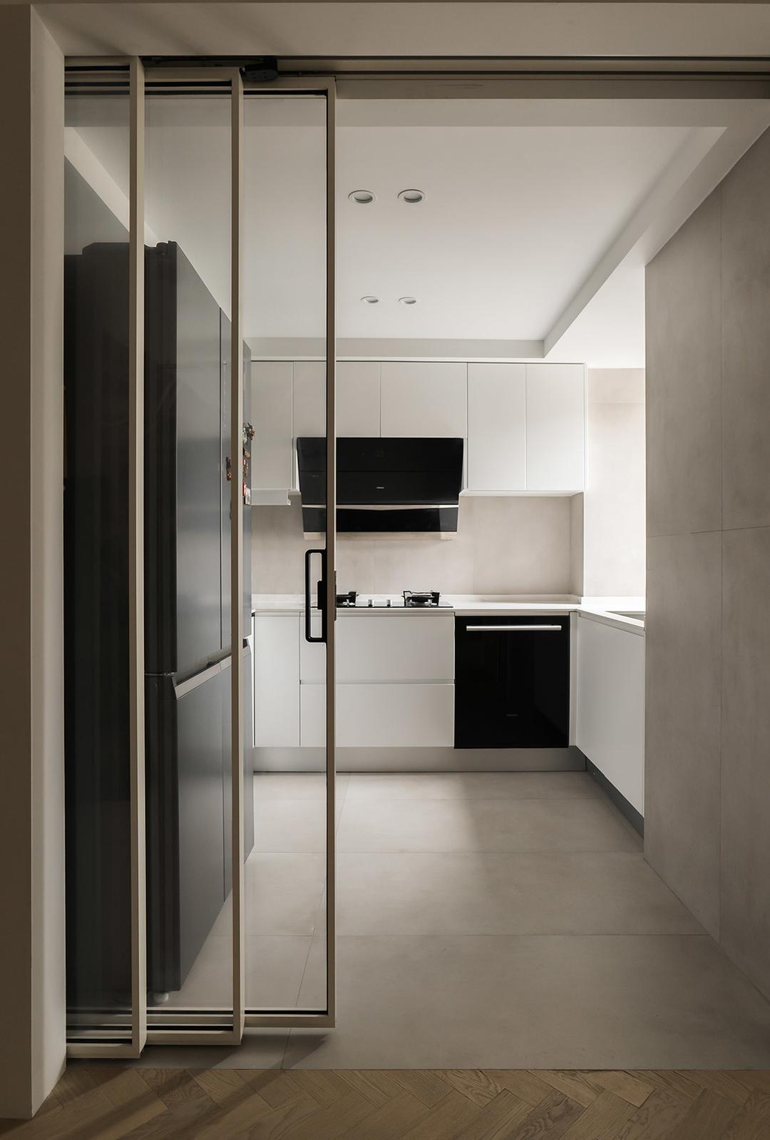 厨房瓷砖墙面瓷砖的选择应考虑室内光线的照射度，太亮与太暗的空间应采用哑光且色彩淡雅的瓷砖，避免造成光污染，形成视觉疲劳。