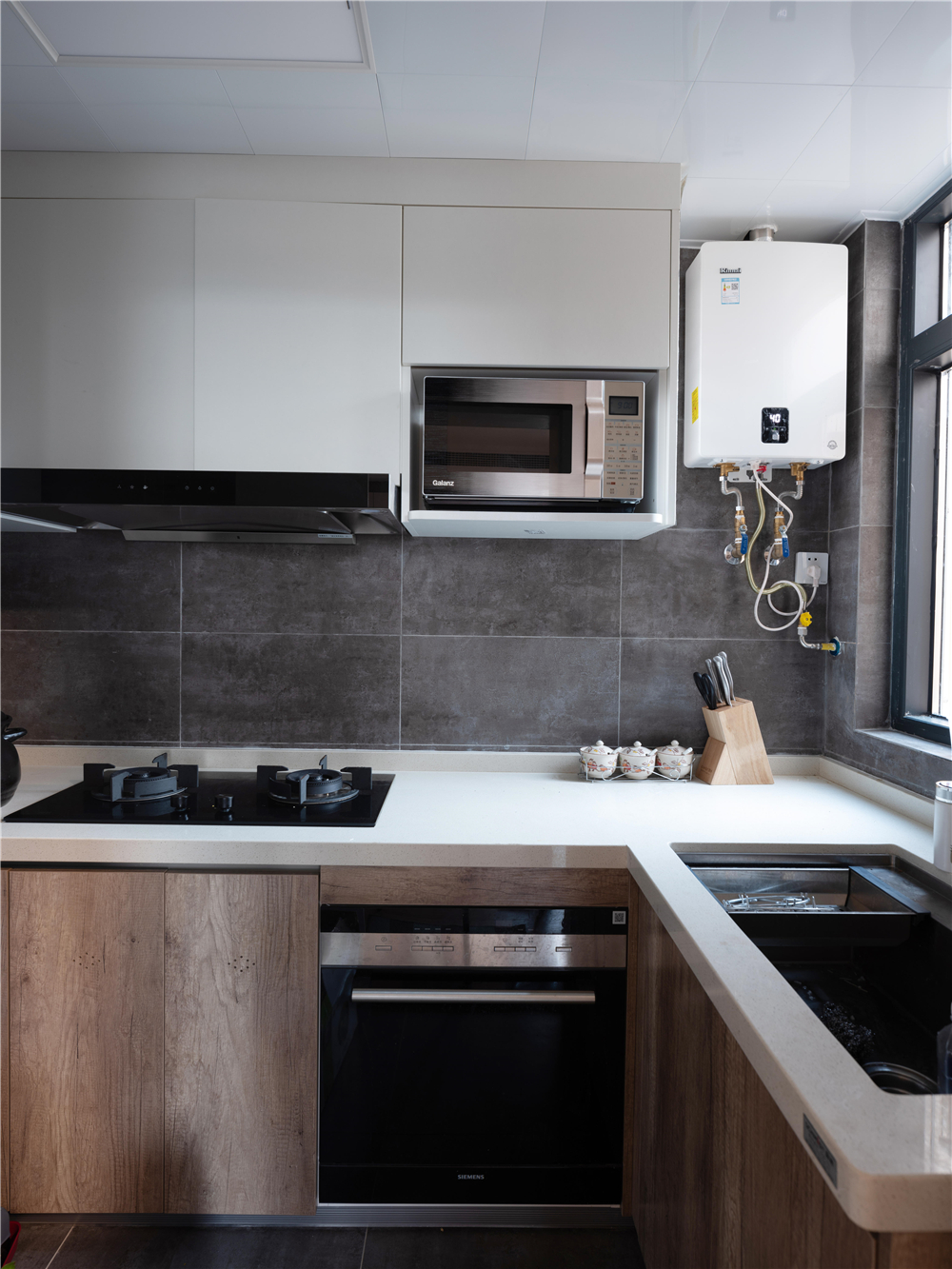 厨房的功能决定了它是居家环境中易“脏、乱、差”的地方。如何让厨房美观整洁，是厨房装修的除功能便捷以外的另一重要目的