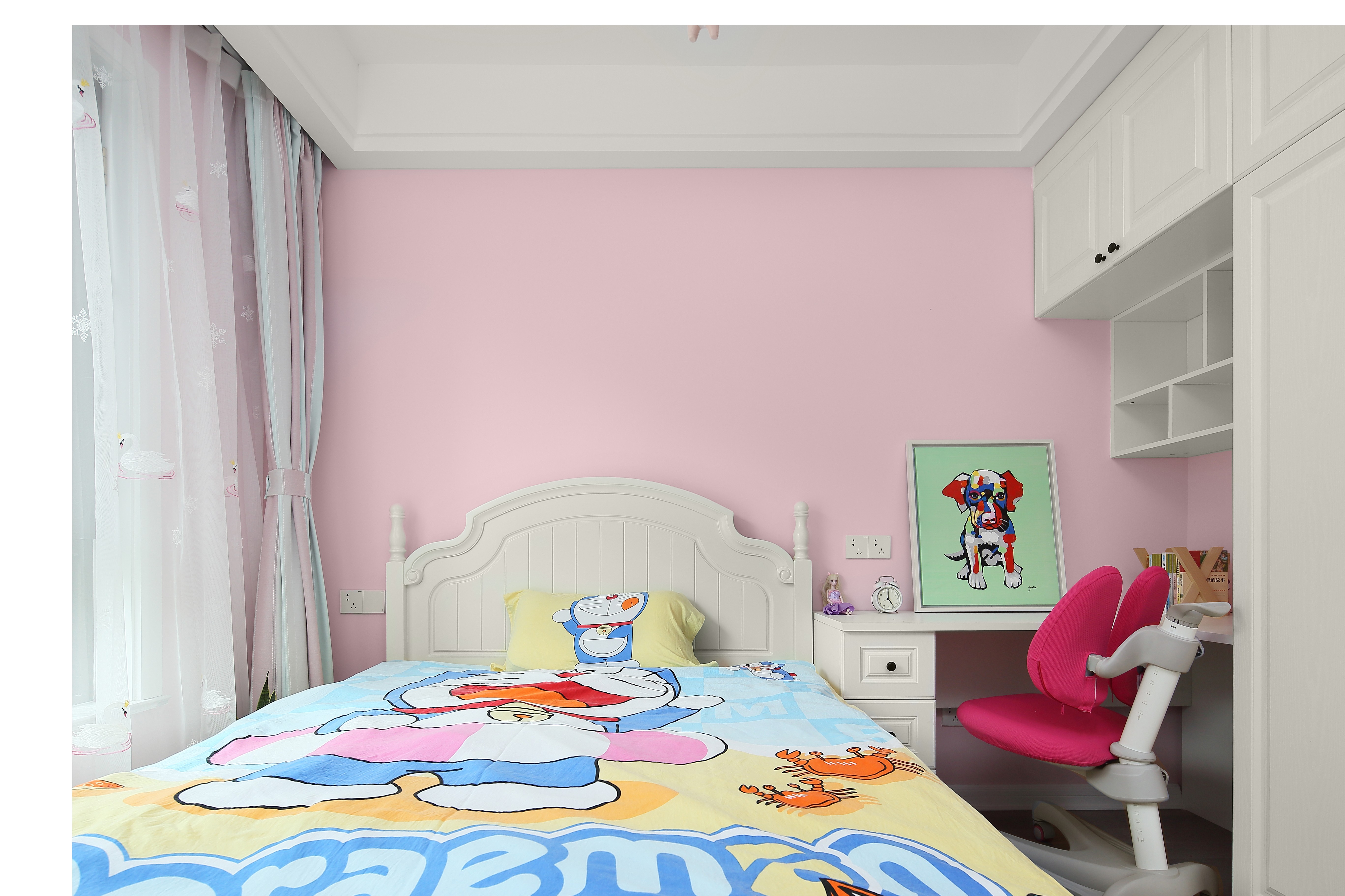小孩的睡眠影响了生长发育，儿童房设计在家具的选择上，一定要留心床具的选择，注意环保和安全。
