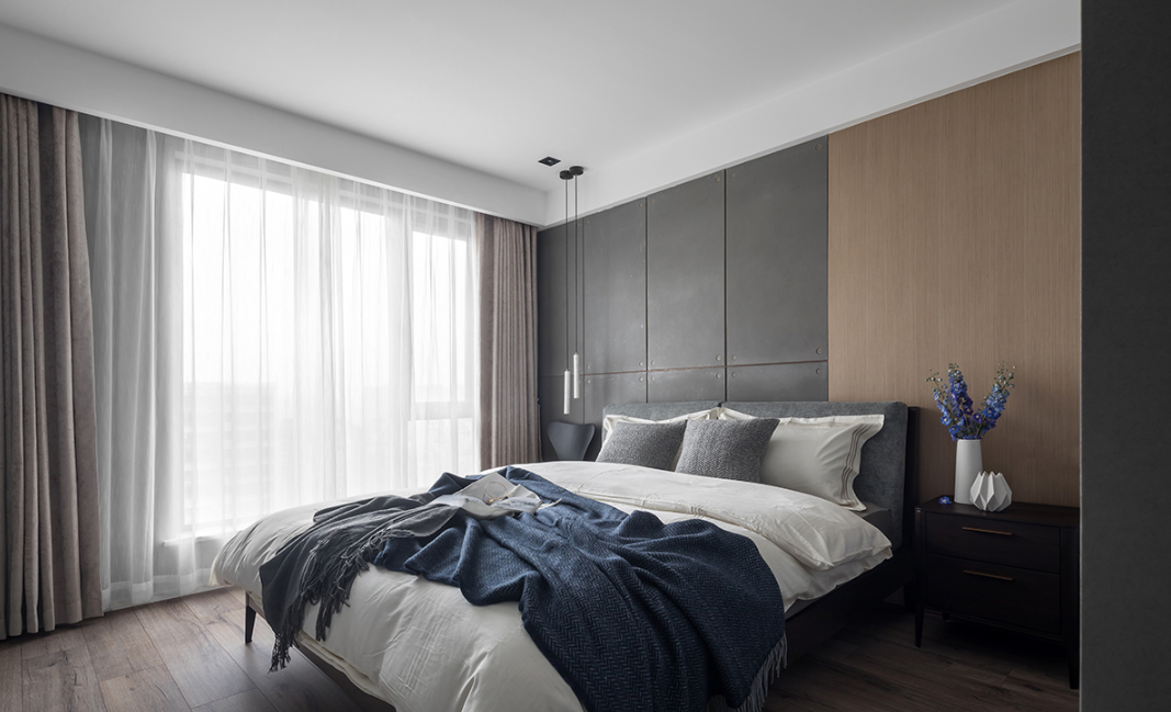 木质元素与灰蓝色搭配，让房间整个沉稳高洁，打开窗户，阳光洒进来的气息更显温馨，也更加明亮有格调。