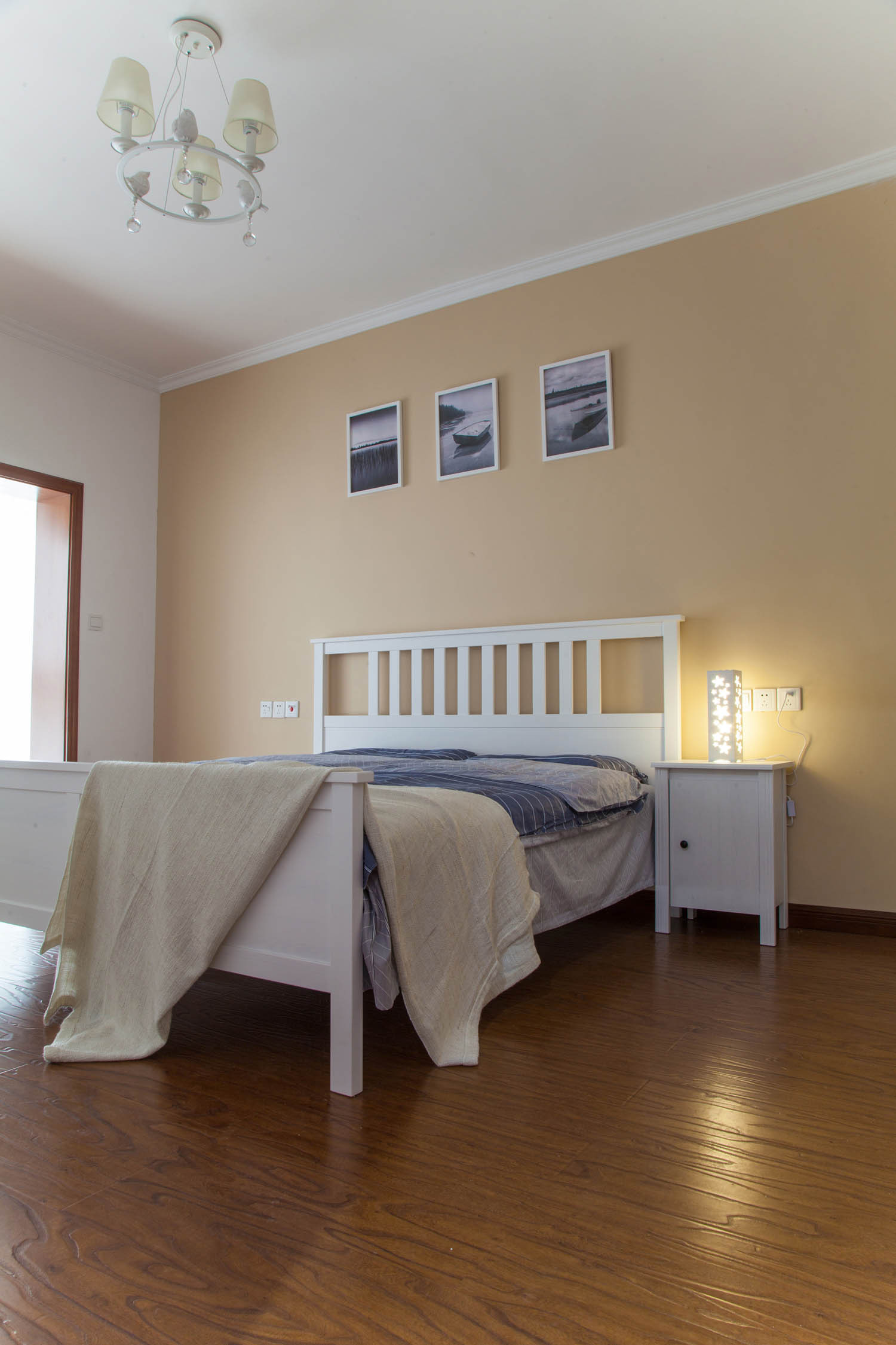 奶咖色为主色调的卧室，加上房间里的大窗口，阳光洒进来时，显得更加明亮温馨，太舒适了。