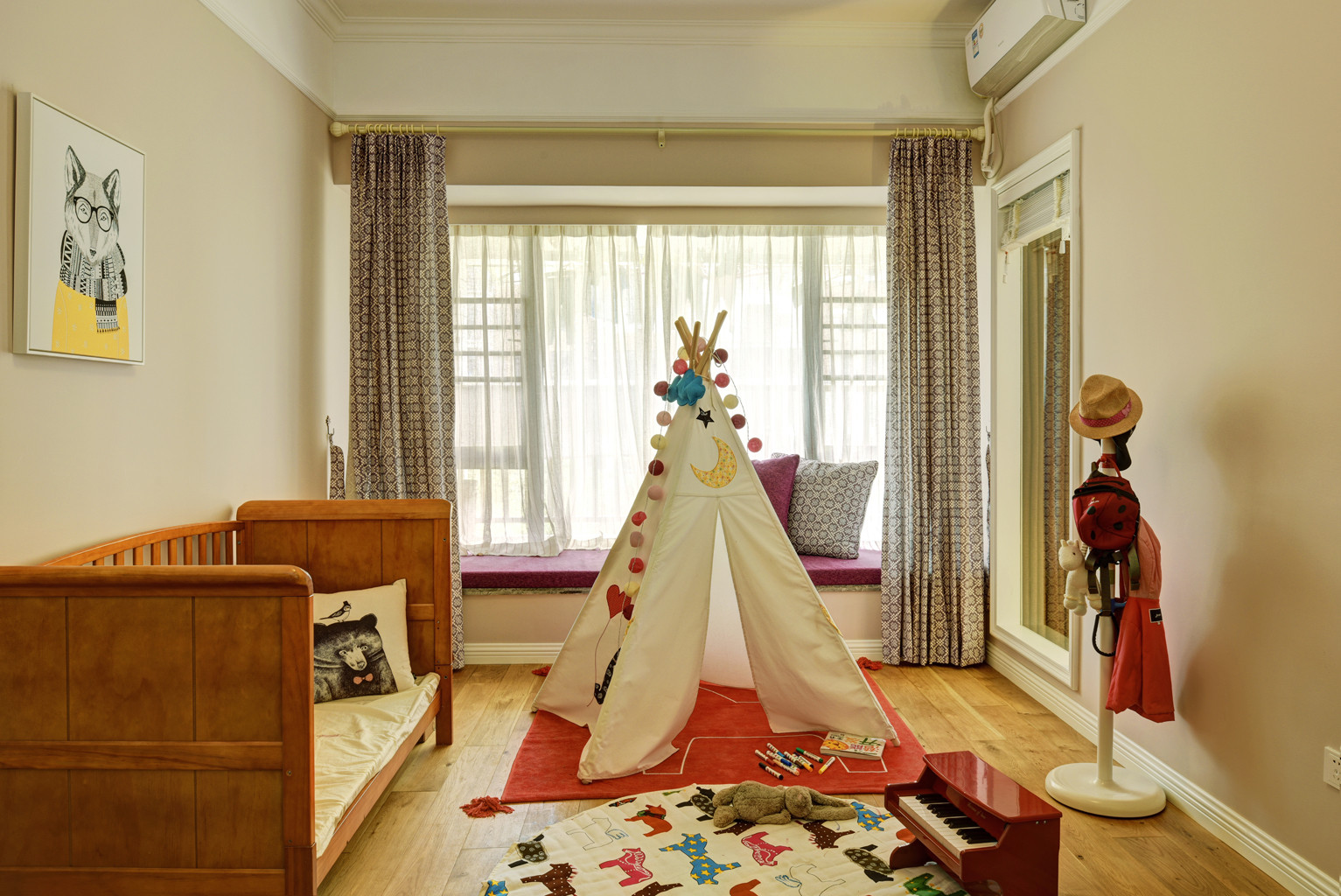 儿童房内部除衣柜外不做大面积的定制柜，选择容易移动、组合性高的成品家具，方便需要时调整空间。