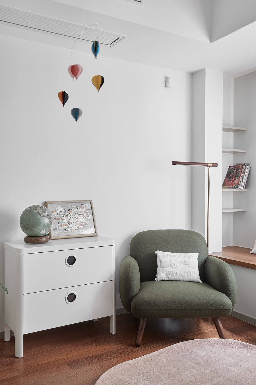 睡觉和学习是房间最重要的功能，不过对于小平米家庭而言，一个空间能兼具多种功能，可以大大减少空间不够用的困扰，使挤迫空间感重新获得舒适尺度！