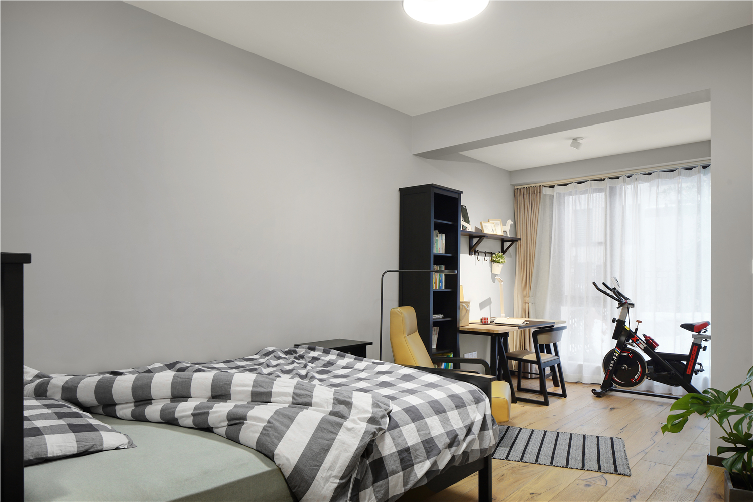 卧室的灰与黄搭配，属于明色与暗色的撞色，让空间中和起来，更显简约高级感，也显得房间更大更明亮。