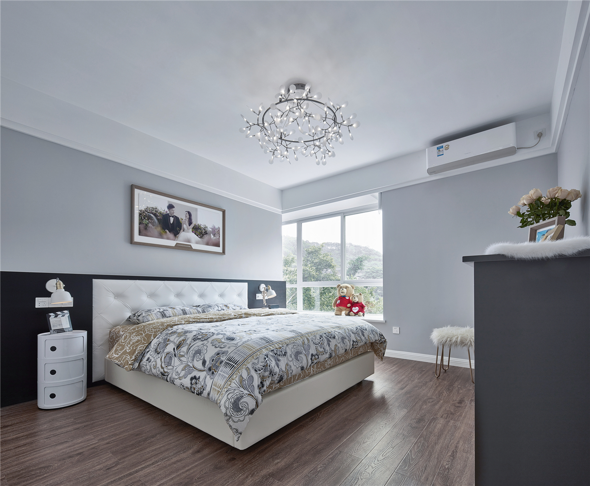 卧室设计采用了极简的风格，选用小碎花的床单为房间营造了一种复古的风味，让房间不单一，更加耐看大气。