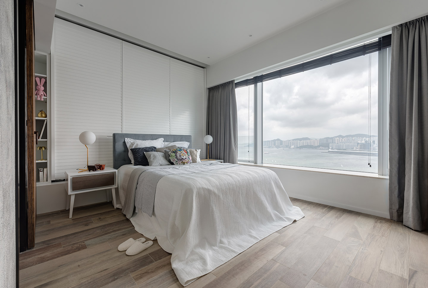 卧室延续温馨简约的氛围，白色调搭配奶咖色，时尚简洁，也让空间层次更加丰富，留白的空间显得房间面积更大更舒适，简洁大气同时没有任何卫生死角非常方便清洁整理。