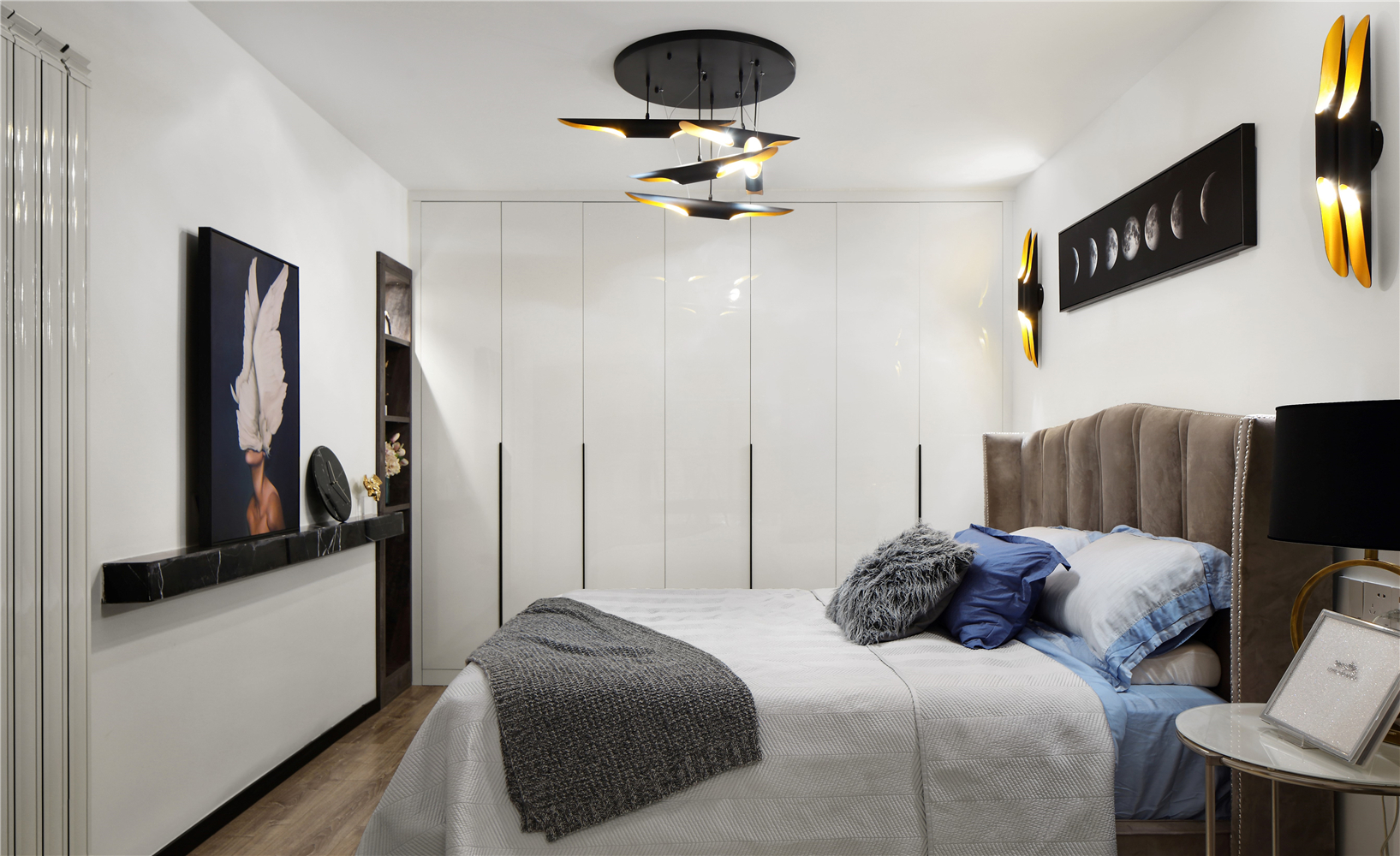 卧室与客厅风格统一，主打现代北欧风格，简约的白色调，添加其他温和的有颜色的设计，让房间更加温馨和明亮。