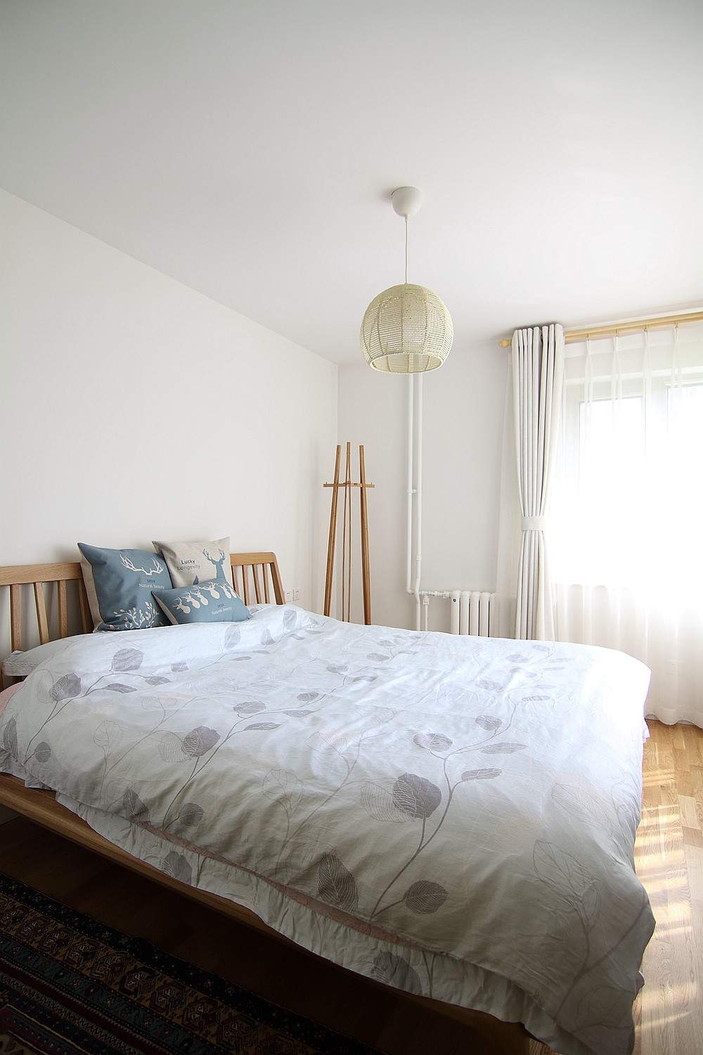 卧室越简单和纯白，就越显温馨和雅致，简约风的设计显得房间面积更大，每次一进入房间就能感觉到放松。