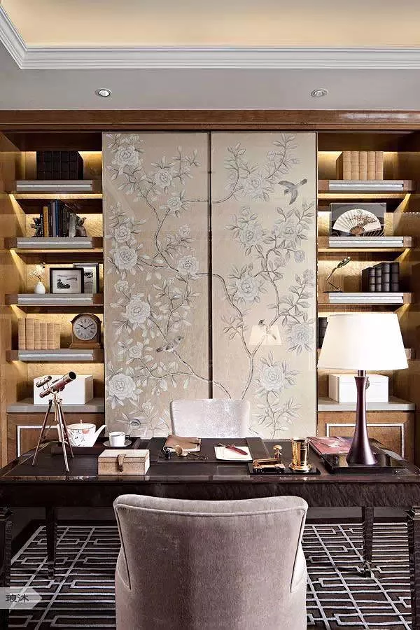 写字台通常应该与窗户成直角而设，这样的自然光线角度比较适宜。另外，尽量不要选用太亮的灯具，可以考虑使用一些辅助光源