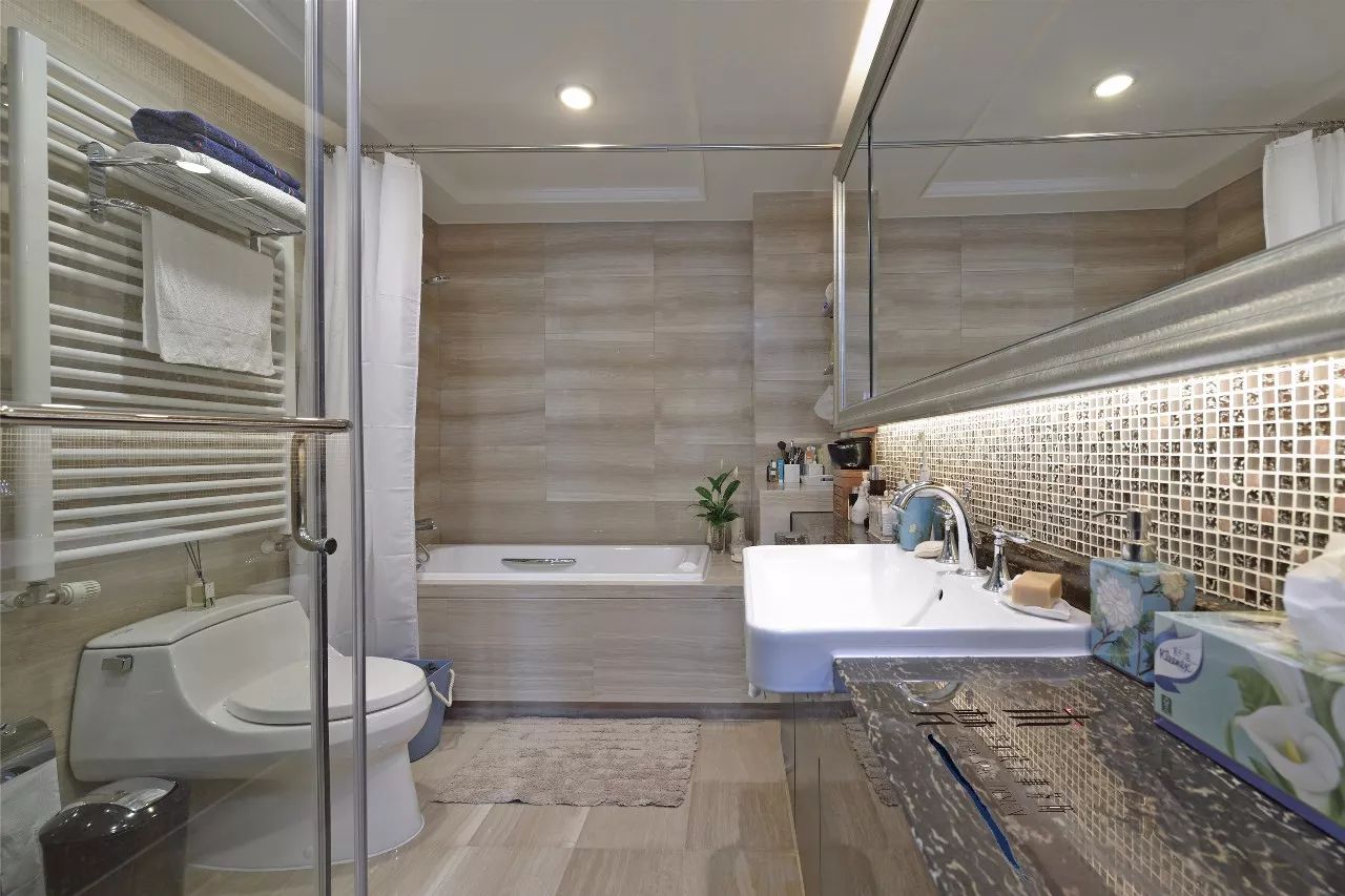 卫生间的干湿分离区域，大大方便了家人对卫生间的使用，不再拥挤，功能明确，使用幸福感也提升了。