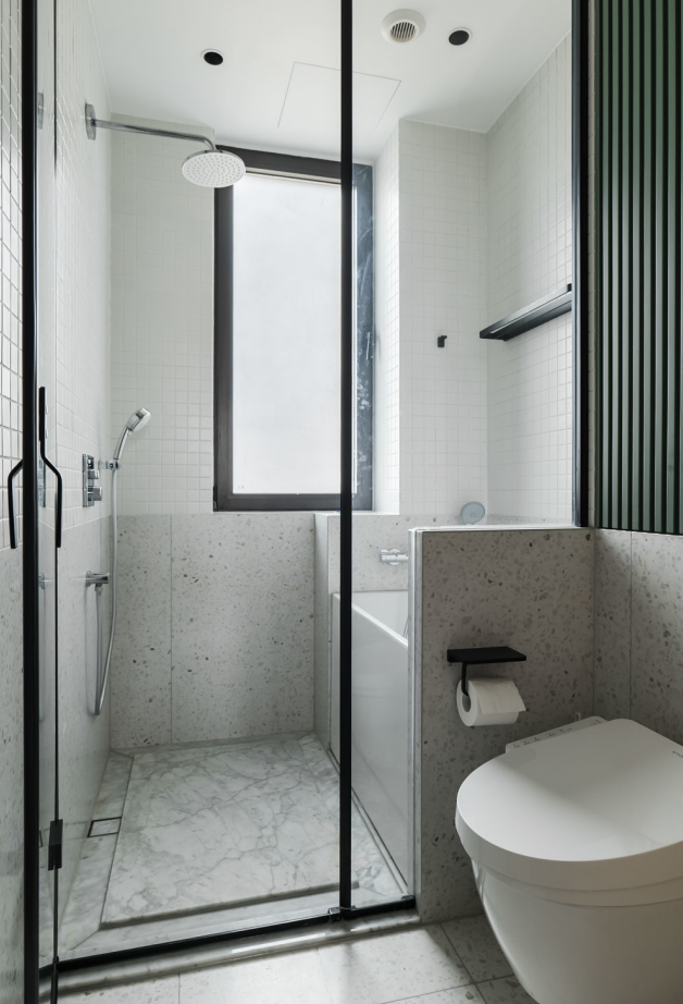 卫生间的漆面采用墨绿色作为点缀，配以精致的水龙头，打造复古清新的质感，让卫生间更加温馨。