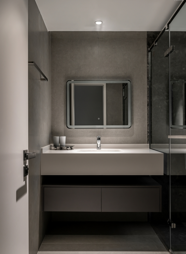 现代暗黑系列的卫生间，整个风格简约大方，区域之间干净利落，以爱之名共生相融的家的避风港。