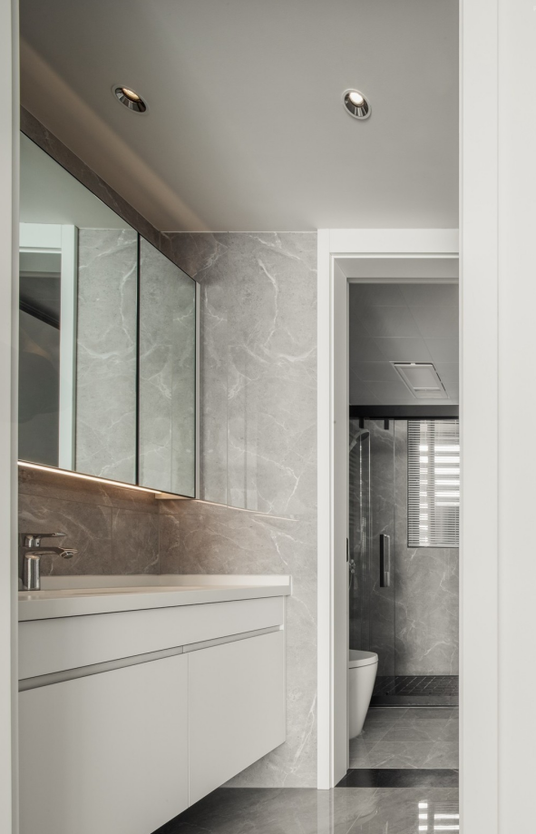 小户型的卫生间采用精简化的设计，具备简单易用的基础功能，满足淋浴区、马桶区、洗手台相互独立的实用功能。