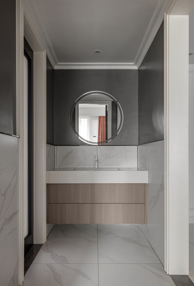 这户屋主的卫生间采光比较弱，面积也比较局促，将洗手台外置，做到真正的干湿分离的设计，提高了使用的便捷性，细节处也增显品质。